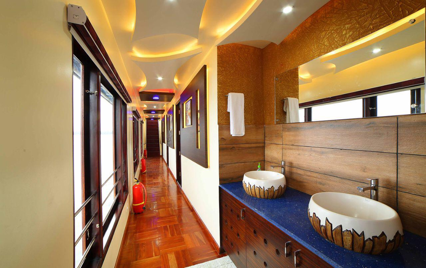 Special Houseboat Cruises